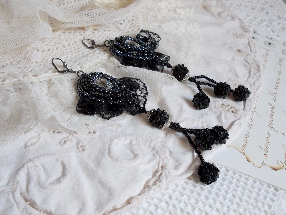 BO Vestido à noite bordado com cristais Swarovski, renda preta muito antiga, missangas redondas tecidas com lantejoulas e missangas de sementes