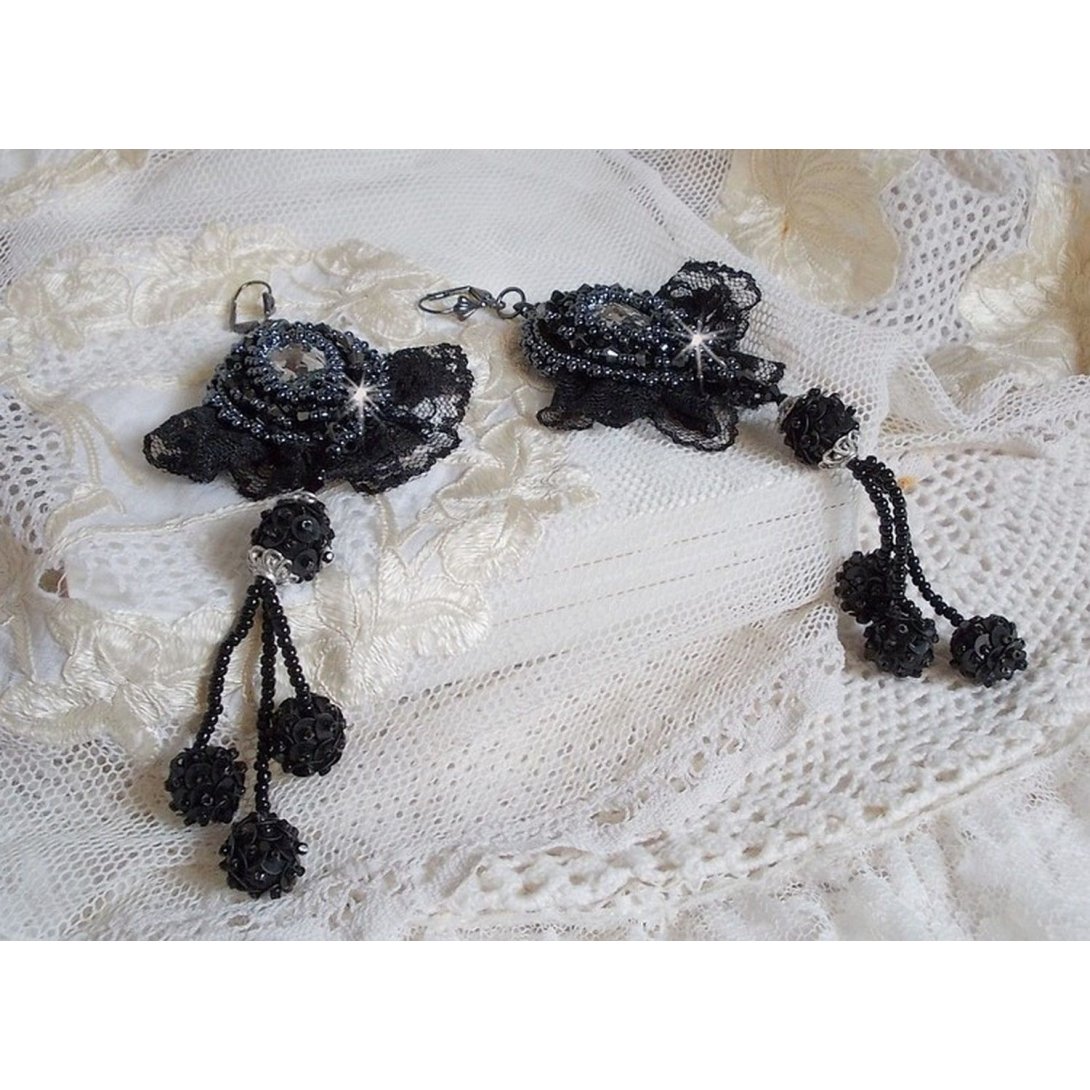 BO Vestido à noite bordado com cristais Swarovski, renda preta muito antiga, missangas redondas tecidas com lantejoulas e missangas de sementes