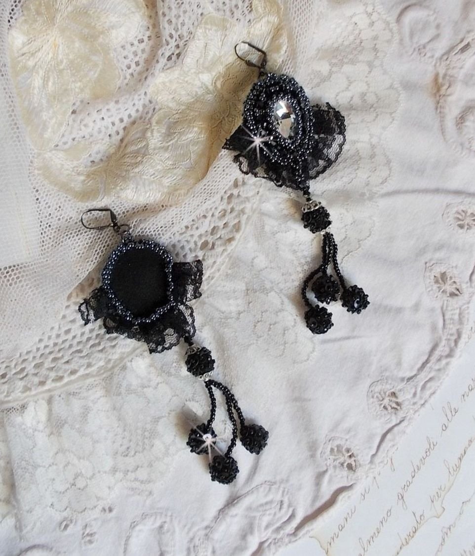 BO Vestido à noite bordado com cristais Swarovski, renda preta muito antiga, missangas redondas tecidas com lantejoulas e missangas de sementes