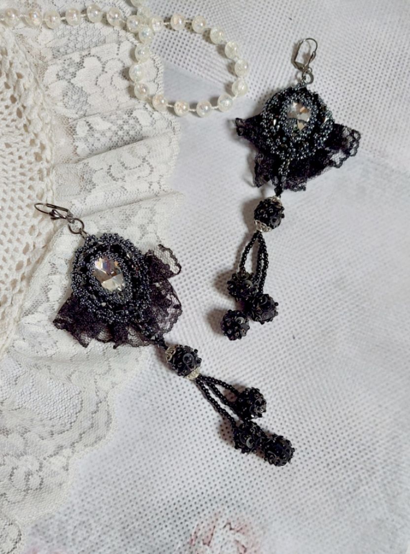 BO Vestido à noite bordado com cristais Swarovski, renda preta muito antiga, missangas redondas tecidas com lantejoulas e missangas de sementes