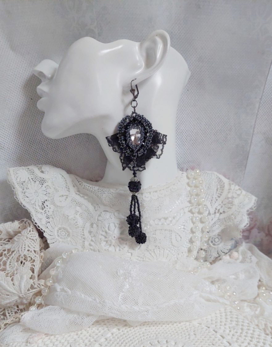 BO Vestido à noite bordado com cristais Swarovski, renda preta muito antiga, missangas redondas tecidas com lantejoulas e missangas de sementes