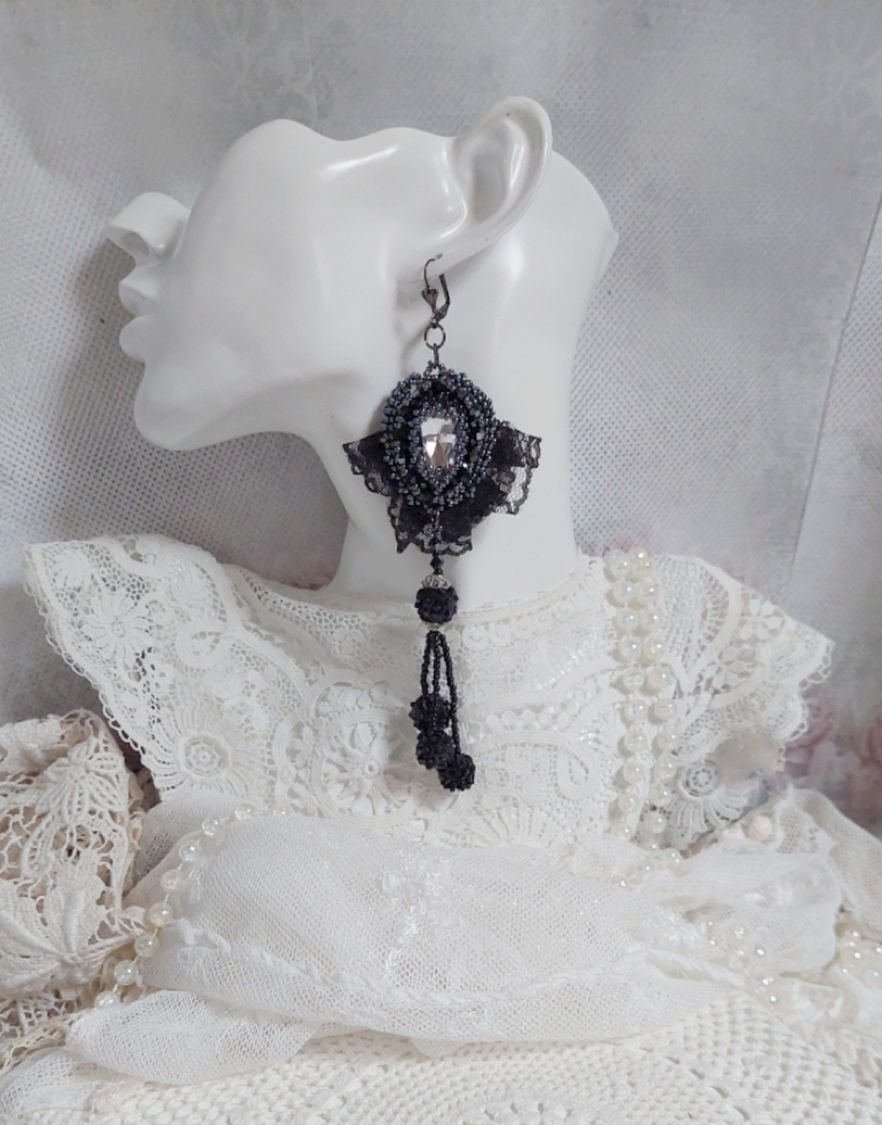 BO Vestido à noite bordado com cristais Swarovski, renda preta muito antiga, missangas redondas tecidas com lantejoulas e missangas de sementes