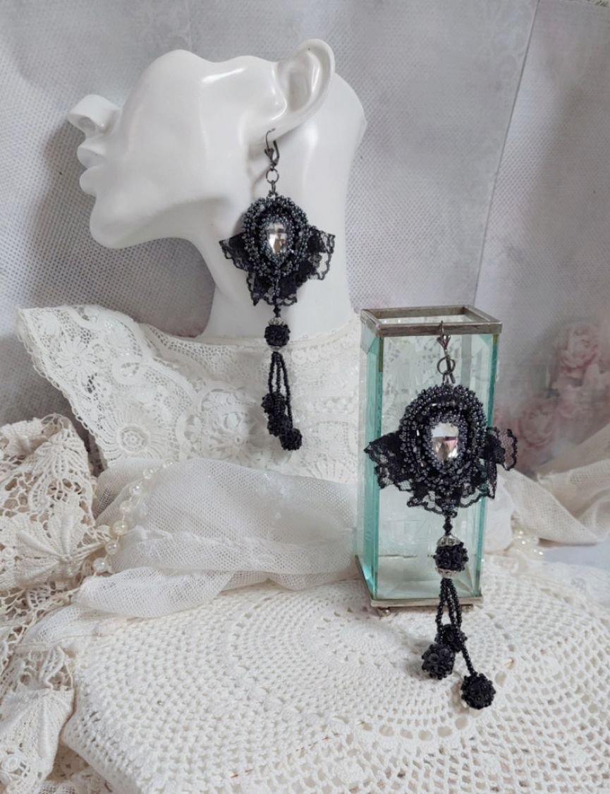 BO Vestido à noite bordado com cristais Swarovski, renda preta muito antiga, missangas redondas tecidas com lantejoulas e missangas de sementes
