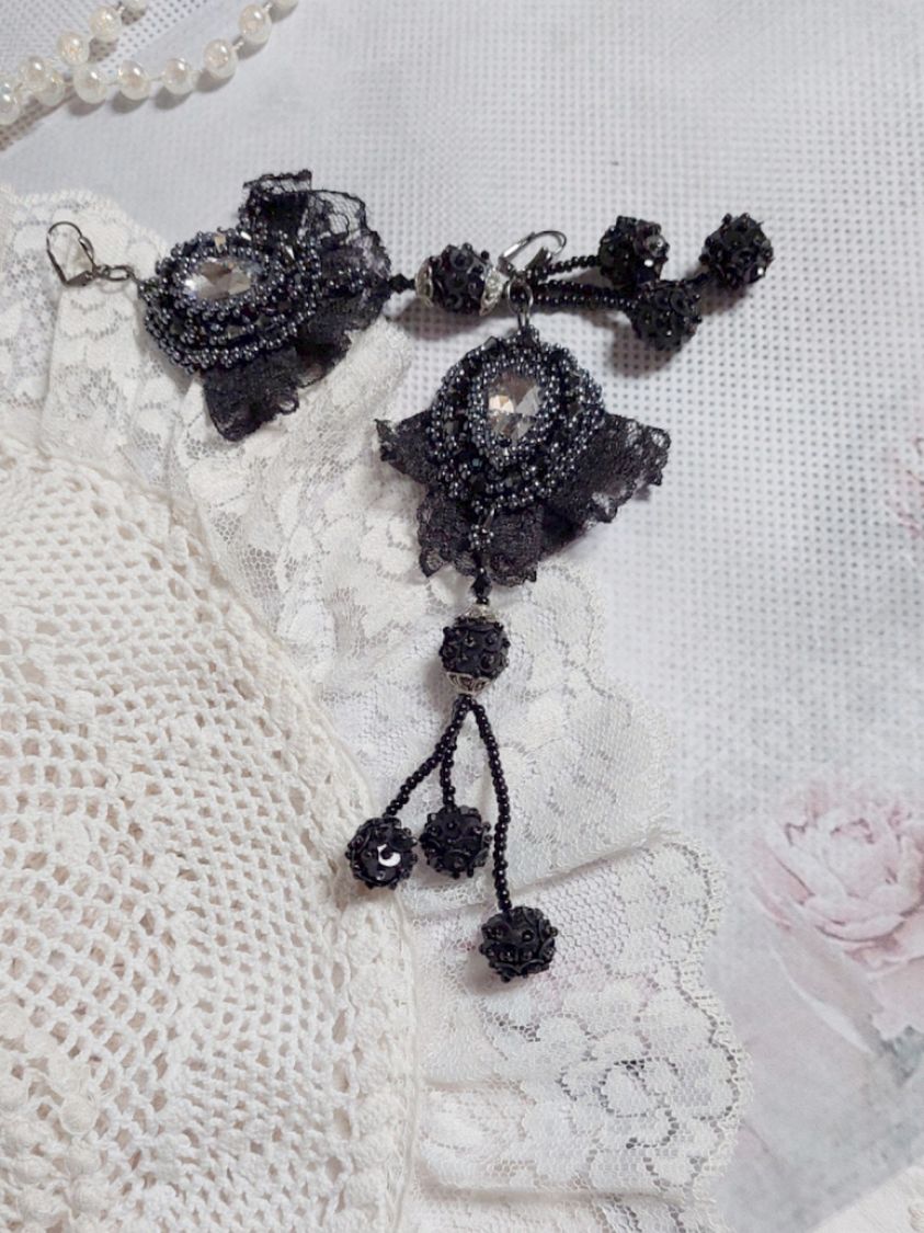 BO Vestido à noite bordado com cristais Swarovski, renda preta muito antiga, missangas redondas tecidas com lantejoulas e missangas de sementes
