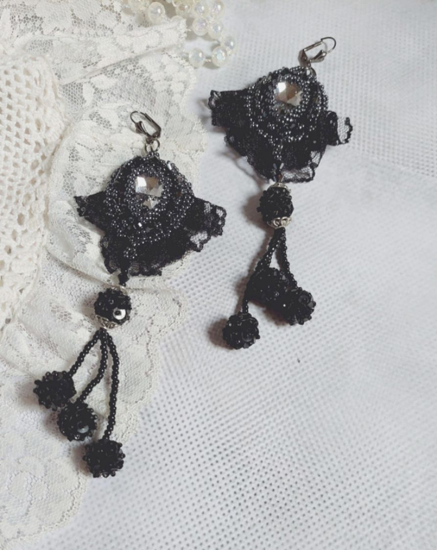BO Vestido à noite bordado com cristais Swarovski, renda preta muito antiga, missangas redondas tecidas com lantejoulas e missangas de sementes