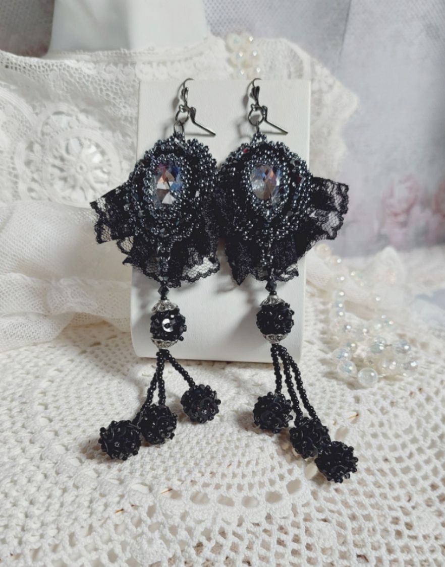 BO Vestido à noite bordado com cristais Swarovski, renda preta muito antiga, missangas redondas tecidas com lantejoulas e missangas de sementes