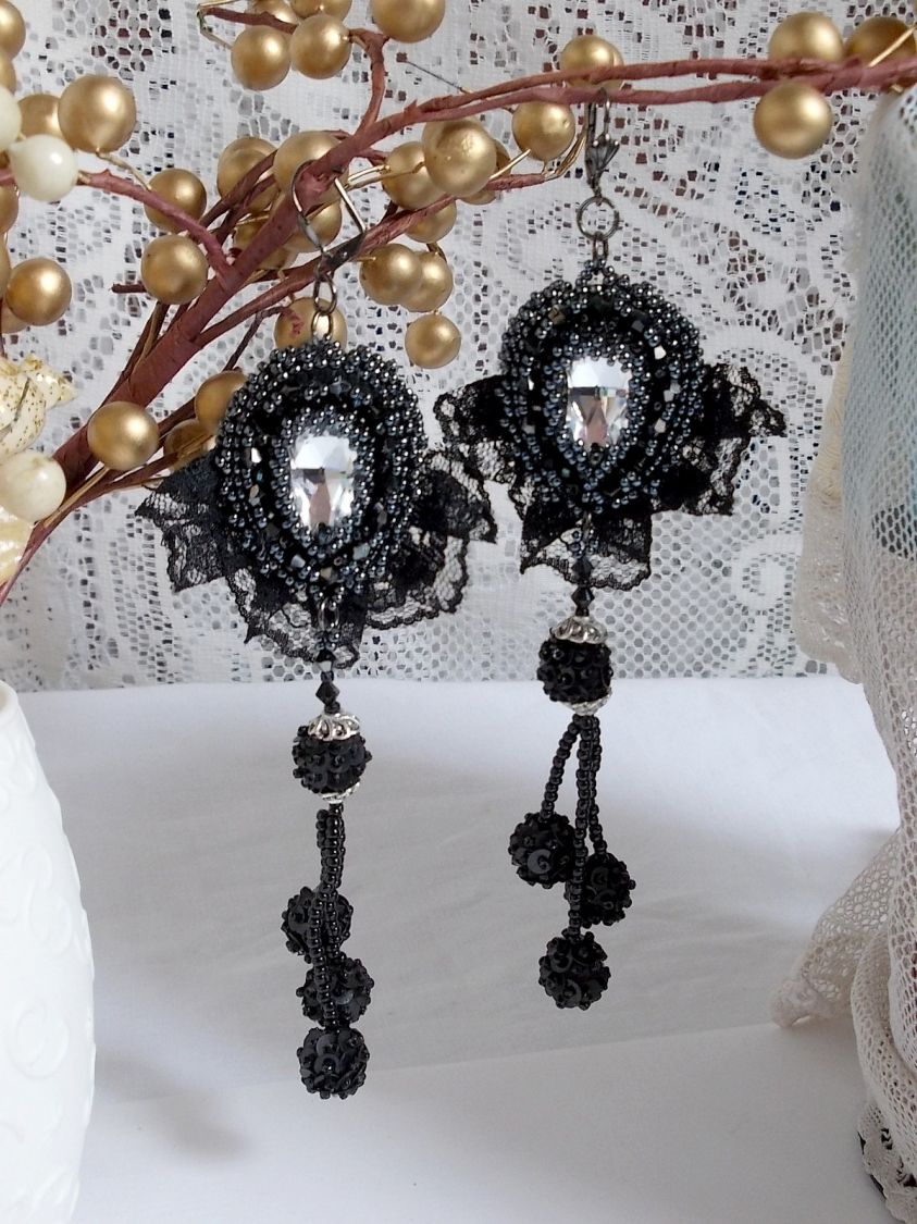 BO Vestido à noite bordado com cristais Swarovski, renda preta muito antiga, missangas redondas tecidas com lantejoulas e missangas de sementes