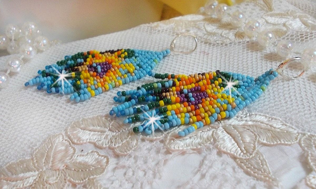 BO Girassol criado com rochas de cor primavera e travessas prateadas 925/1000