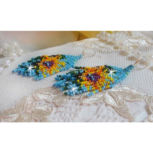 BO Girassol criado com rochas de cor primavera e travessas prateadas 925/1000