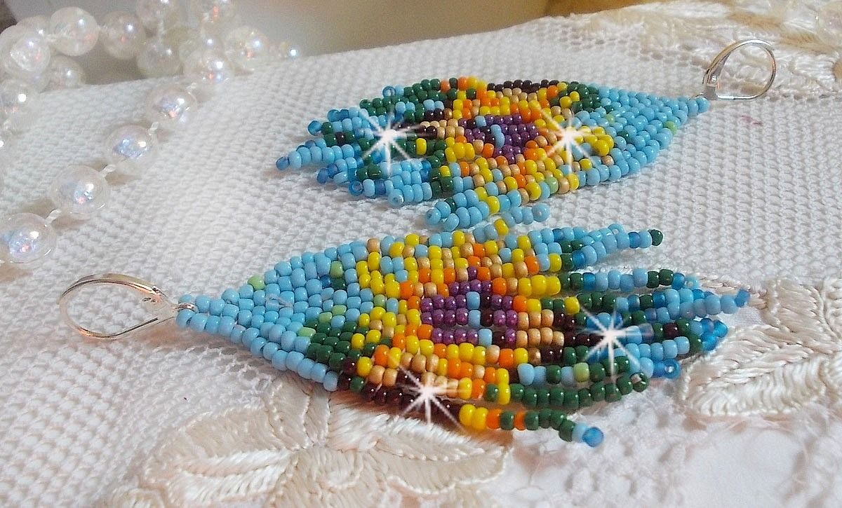 BO Girassol criado com rochas de cor primavera e travessas prateadas 925/1000