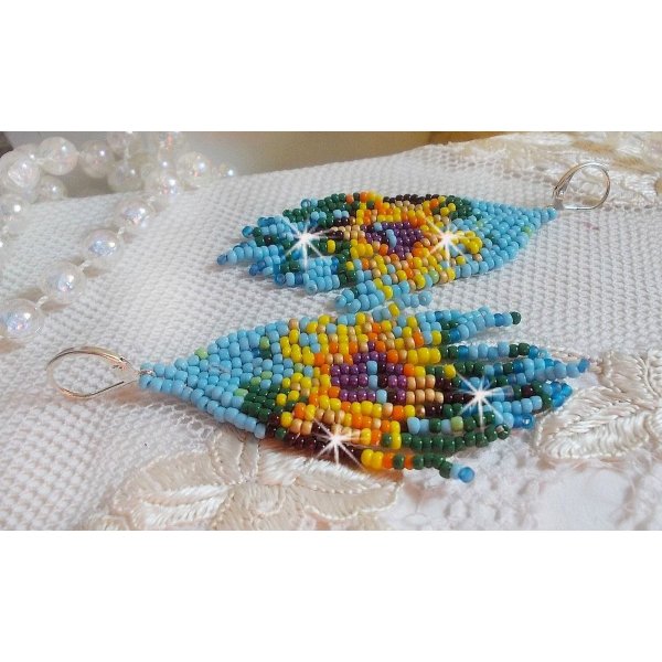 BO Girassol criado com rochas de cor primavera e travessas prateadas 925/1000