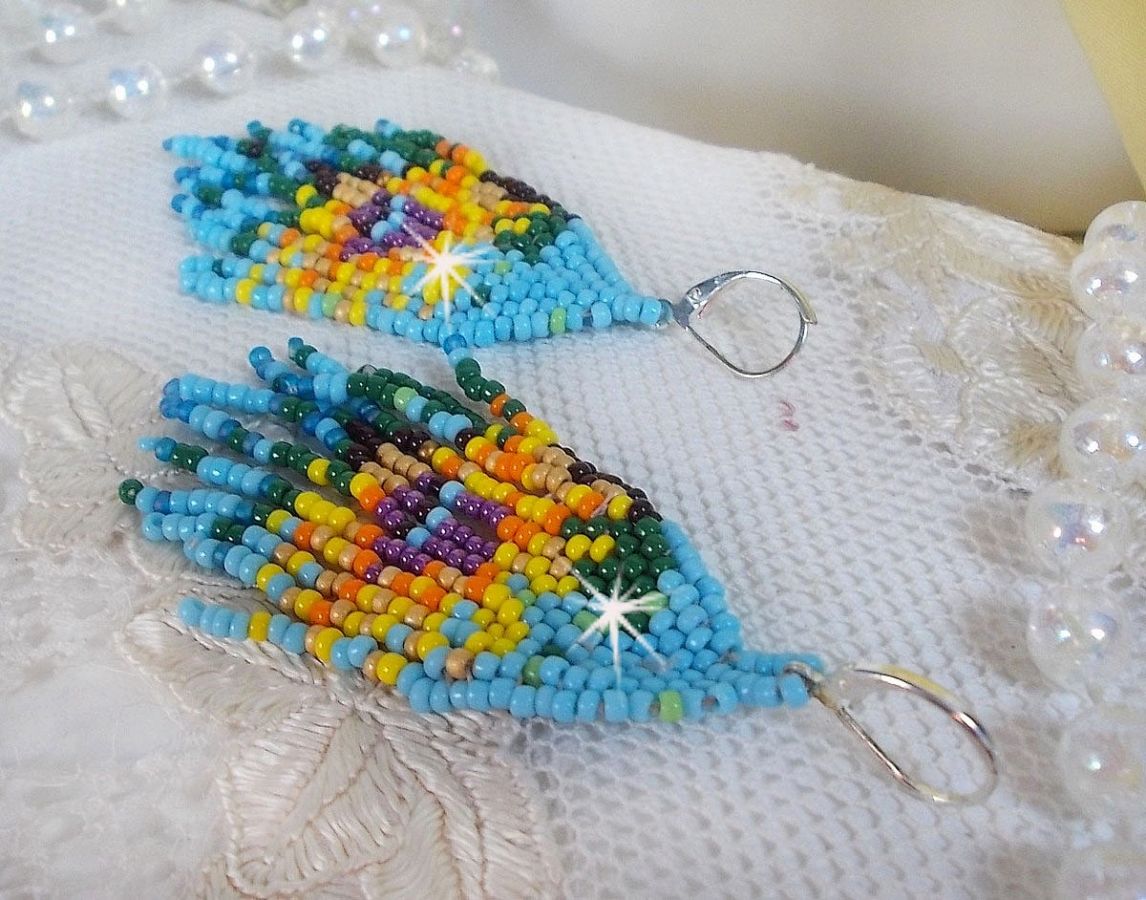 BO Girassol criado com rochas de cor primavera e travessas prateadas 925/1000
