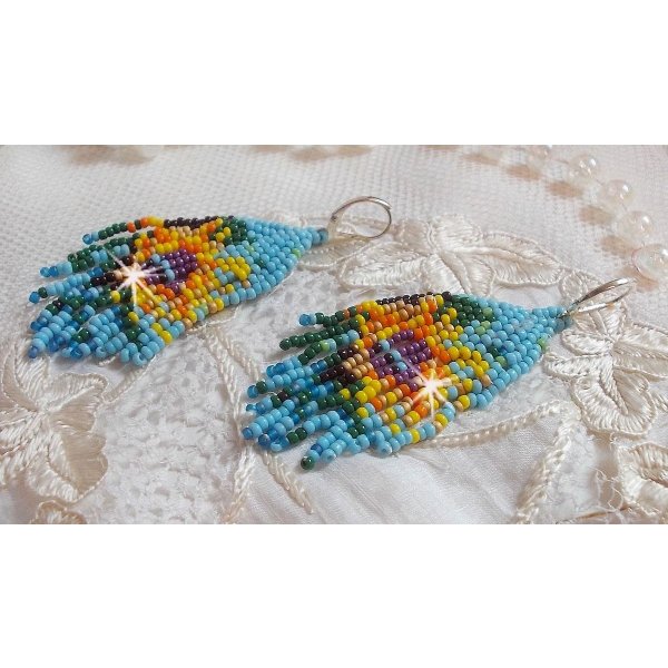 BO Girassol criado com rochas de cor primavera e travessas prateadas 925/1000