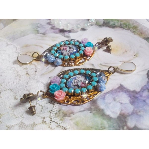 BO Vierge Marie et l&rsquo;Enfant fa&ccedil;on religieuse avec cabochons strass&eacute;s couleur Turquoise, roses et cristaux. Mont&eacute;s sur estampes o&ugrave; j&rsquo;ai appliqu&eacute; une fine poudre Or. Une douceur avec les gouttes