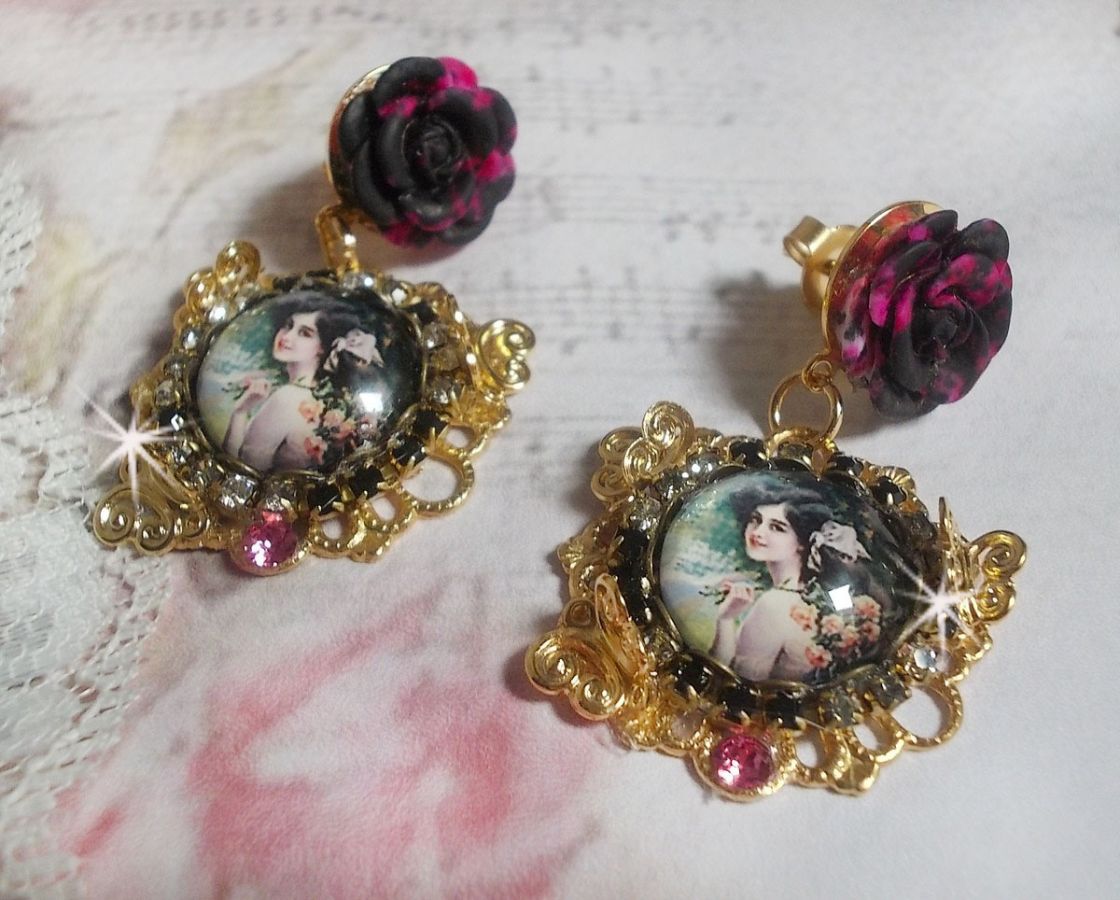 BO Weekend of Roses criado com cabochons representando uma mulher com rosas, contas de resina e cristais Swarovski