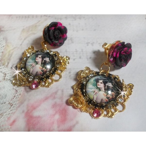 BO Weekend of Roses criado com cabochons representando uma mulher com rosas, contas de resina e cristais Swarovski