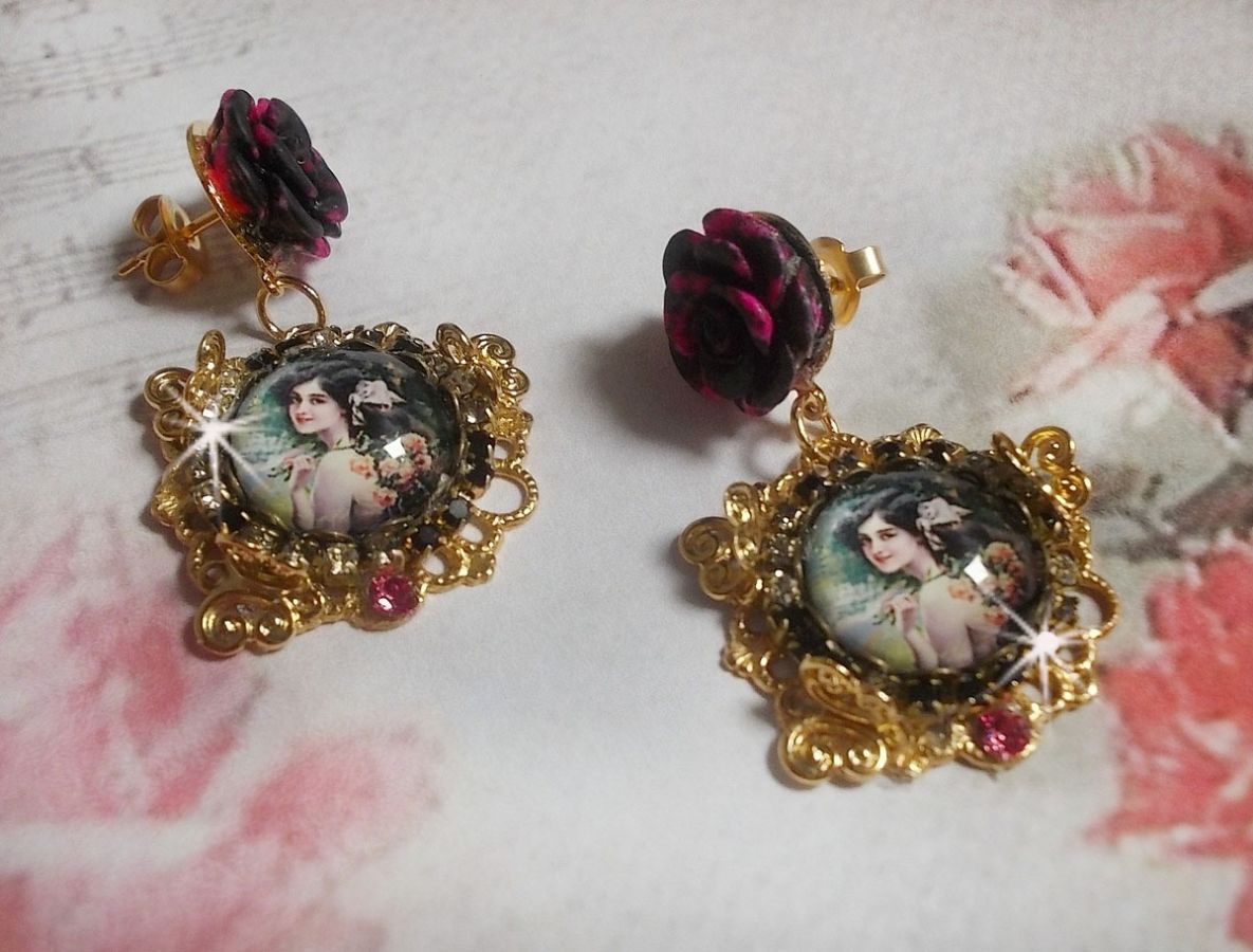 BO Weekend of Roses criado com cabochons representando uma mulher com rosas, contas de resina e cristais Swarovski