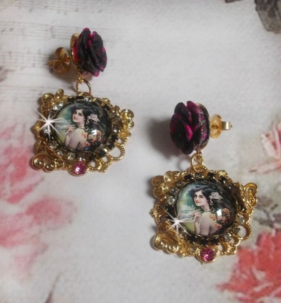 BO Weekend of Roses criado com cabochons representando uma mulher com rosas, contas de resina e cristais Swarovski