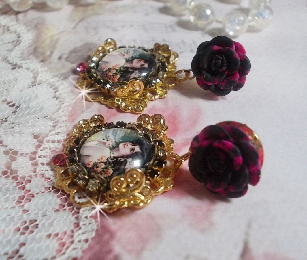 BO Weekend of Roses criado com cabochons representando uma mulher com rosas, contas de resina e cristais Swarovski