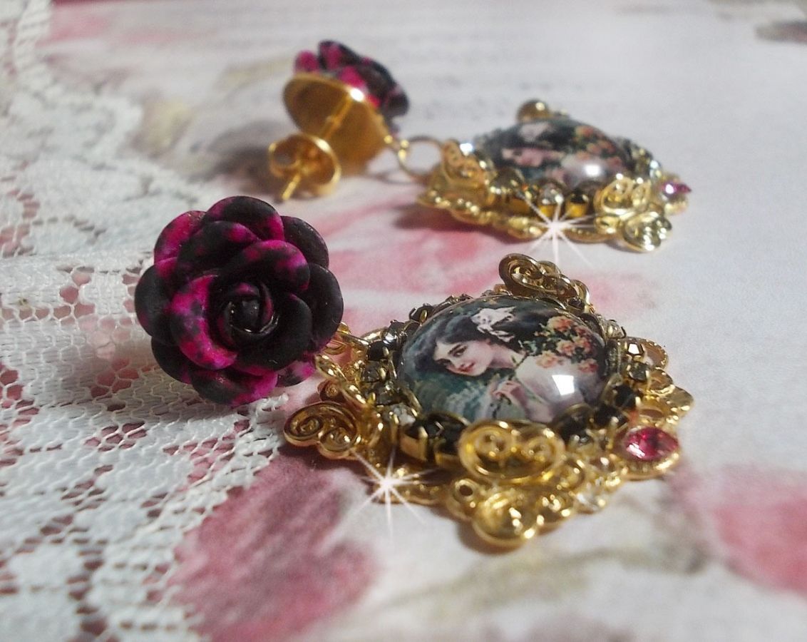 BO Weekend of Roses criado com cabochons representando uma mulher com rosas, contas de resina e cristais Swarovski