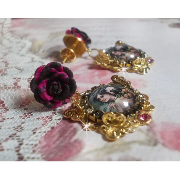 BO Weekend of Roses criado com cabochons representando uma mulher com rosas, contas de resina e cristais Swarovski