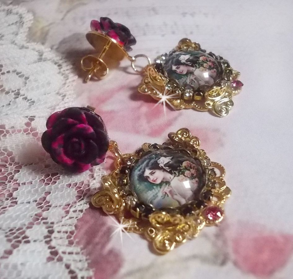 BO Weekend of Roses criado com cabochons representando uma mulher com rosas, contas de resina e cristais Swarovski