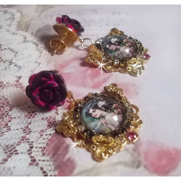 BO Weekend of Roses criado com cabochons representando uma mulher com rosas, contas de resina e cristais Swarovski