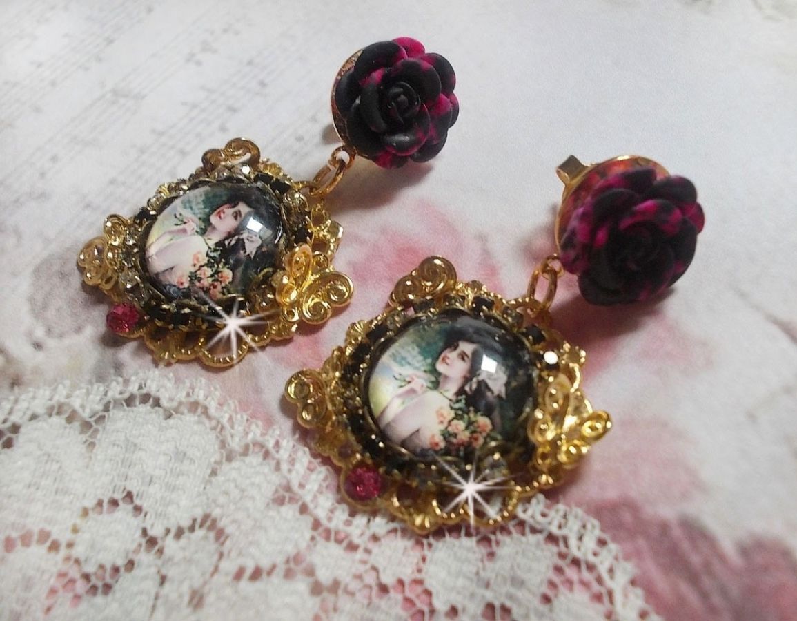 BO Weekend of Roses criado com cabochons representando uma mulher com rosas, contas de resina e cristais Swarovski