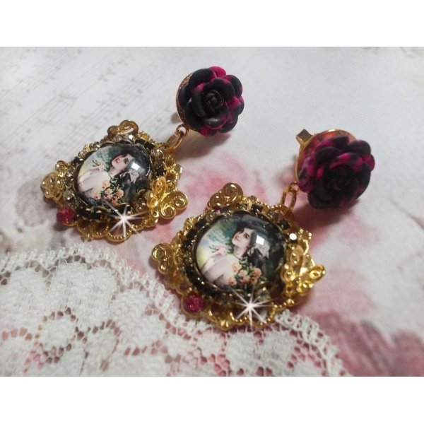 BO Weekend of Roses criado com cabochons representando uma mulher com rosas, contas de resina e cristais Swarovski