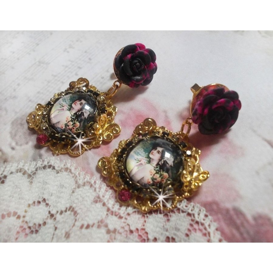 BO Weekend of Roses criado com cabochons representando uma mulher com rosas, contas de resina e cristais Swarovski