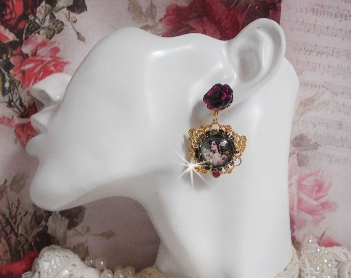 BO Weekend of Roses criado com cabochons representando uma mulher com rosas, contas de resina e cristais Swarovski