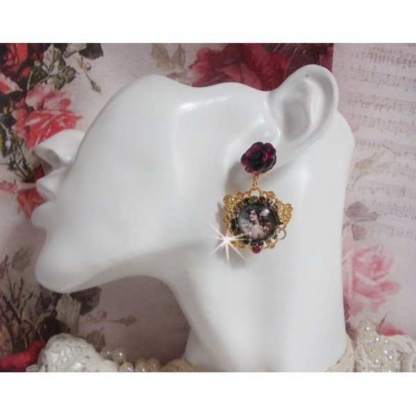 BO Weekend of Roses criado com cabochons representando uma mulher com rosas, contas de resina e cristais Swarovski