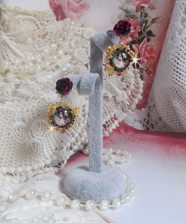 BO Weekend of Roses criado com cabochons representando uma mulher com rosas, contas de resina e cristais Swarovski