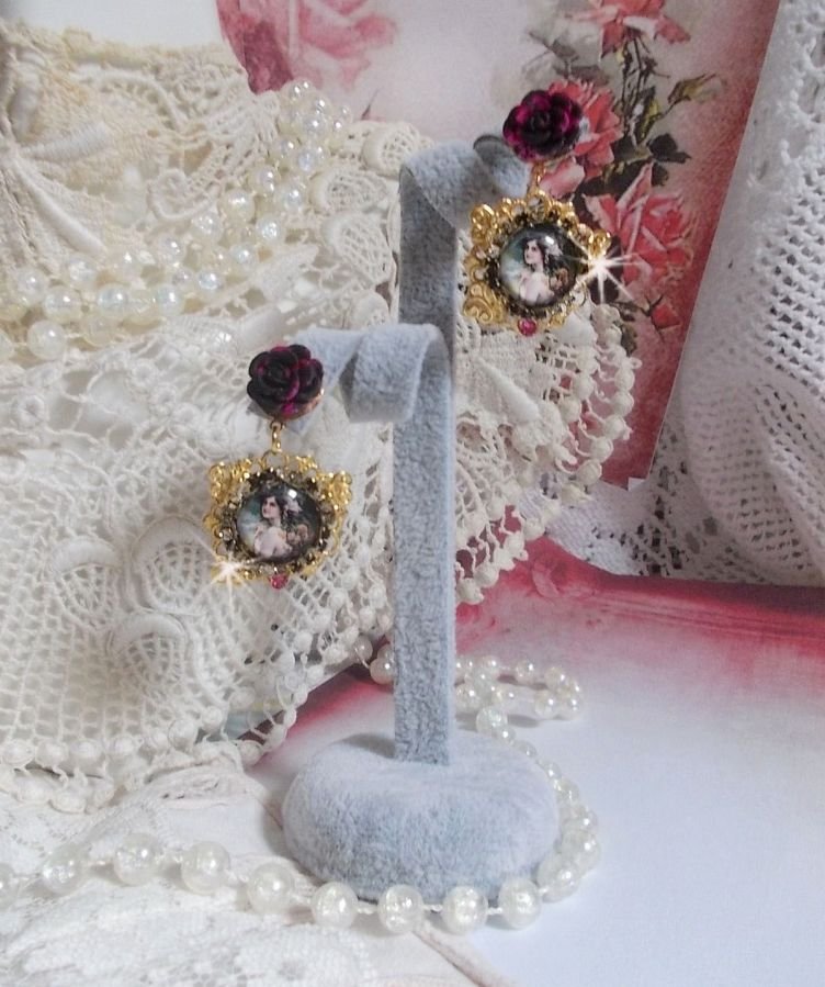BO Weekend of Roses criado com cabochons representando uma mulher com rosas, contas de resina e cristais Swarovski