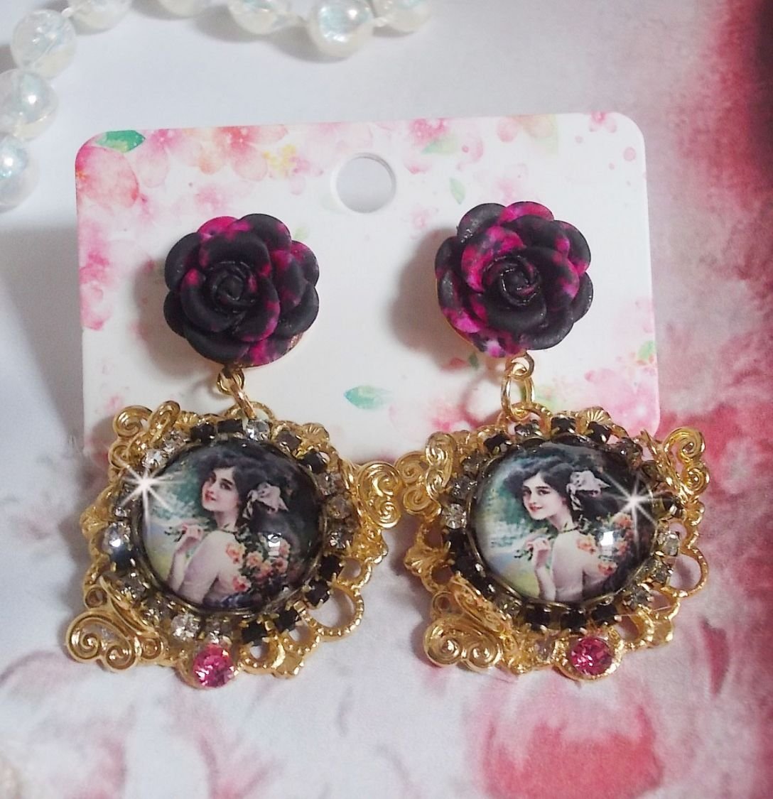 BO Weekend of Roses criado com cabochons representando uma mulher com rosas, contas de resina e cristais Swarovski
