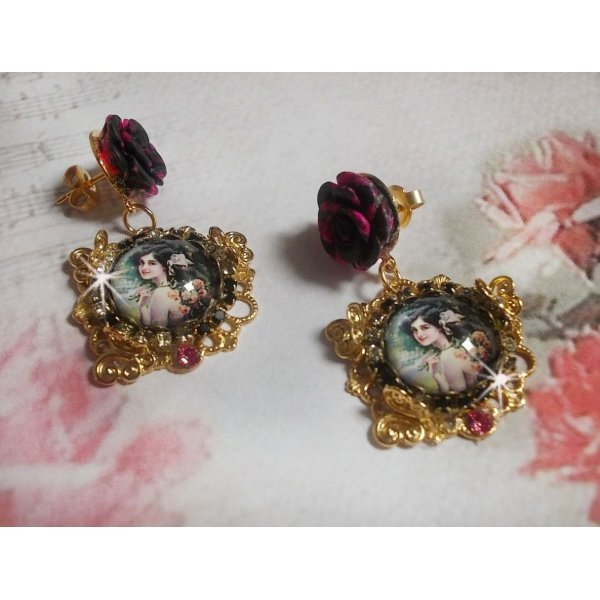 BO Weekend of Roses criado com cabochons representando uma mulher com rosas, contas de resina e cristais Swarovski