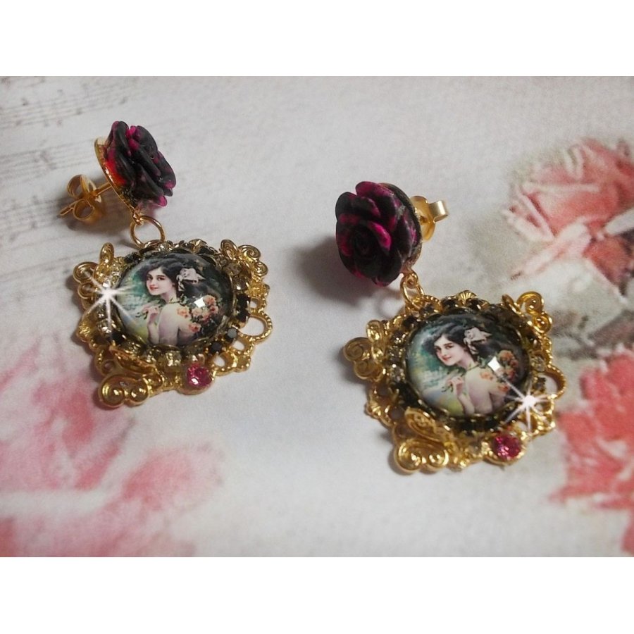 BO Weekend of Roses criado com cabochons representando uma mulher com rosas, contas de resina e cristais Swarovski