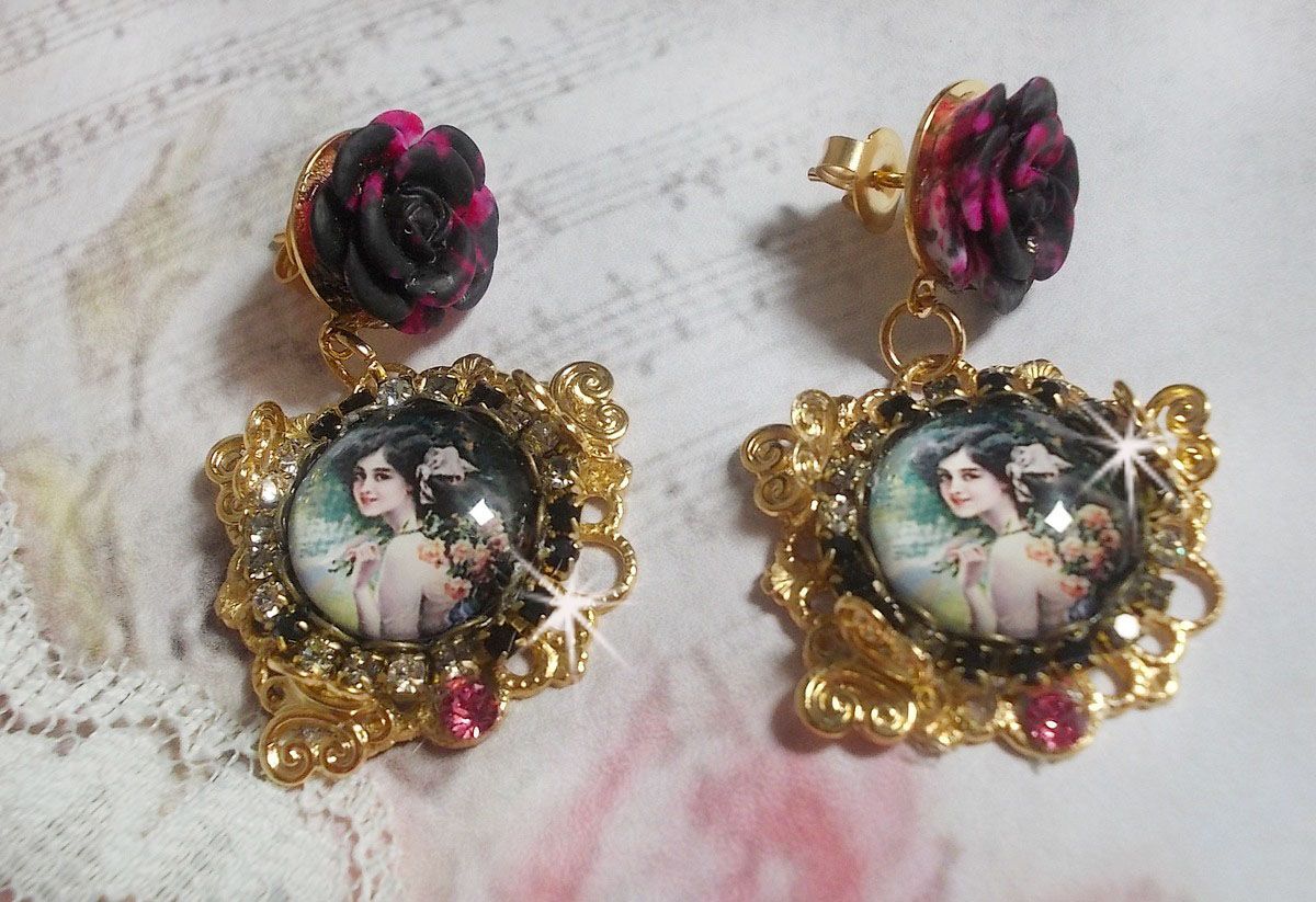 BO Weekend of Roses criado com cabochons representando uma mulher com rosas, contas de resina e cristais Swarovski
