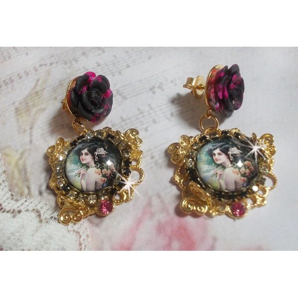 BO Weekend of Roses criado com cabochons representando uma mulher com rosas, contas de resina e cristais Swarovski