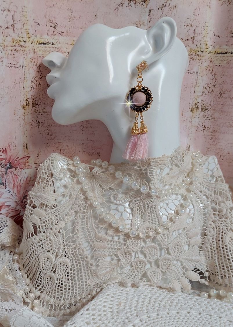BO Rosy Rose montées avec des cabochons en tissu velours rose poudré orné d’une chaîne strass Cristal Noir sur estampes Dorées en Laiton. S’ajoute des pompons avec cônes Métal sur clous en Argent 925