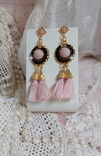 BO Rosy Rose mont&eacute;es avec des cabochons en tissu velours rose poudr&eacute; orn&eacute; d&rsquo;une cha&icirc;ne strass Cristal Noir sur estampes Dor&eacute;es en Laiton. S&rsquo;ajoute des pompons avec c&ocirc;nes M&eacute;tal sur clous en Argent 925