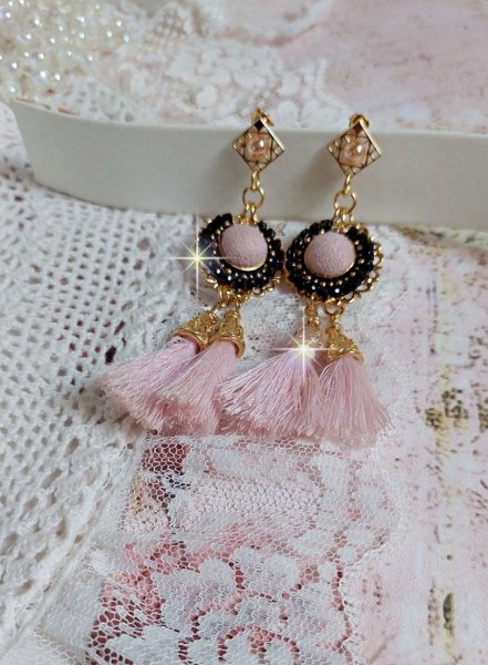 BO Rosy Rose mont&eacute;es avec des cabochons en tissu velours rose poudr&eacute; orn&eacute; d&rsquo;une cha&icirc;ne strass Cristal Noir sur estampes Dor&eacute;es en Laiton. S&rsquo;ajoute des pompons avec c&ocirc;nes M&eacute;tal sur clous en Argent 925