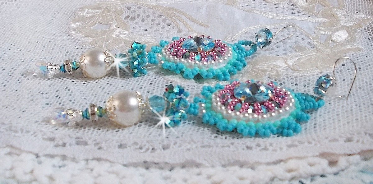 BO Beleza Alicia Blue bordada com cristais Swarovski, contas de pérolas redondas e contas de sementes Miyuki