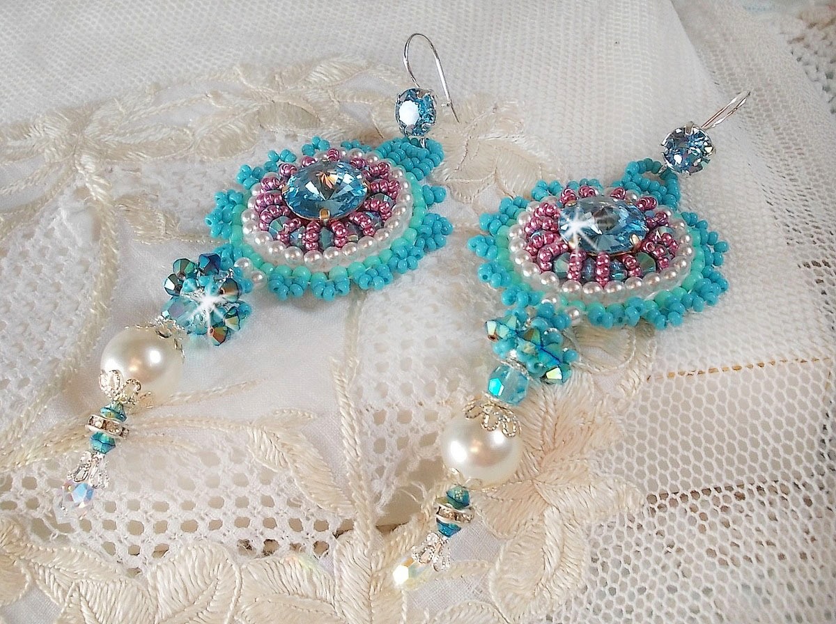 BO Beleza Alicia Blue bordada com cristais Swarovski, contas de pérolas redondas e contas de sementes Miyuki