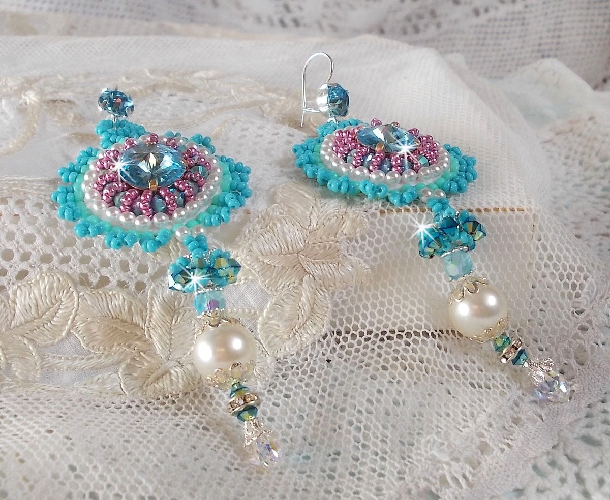BO Beleza Alicia Blue bordada com cristais Swarovski, contas de pérolas redondas e contas de sementes Miyuki