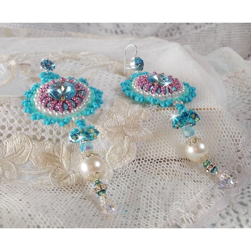 BO Beleza Alicia Blue bordada com cristais Swarovski, contas de pérolas redondas e contas de sementes Miyuki