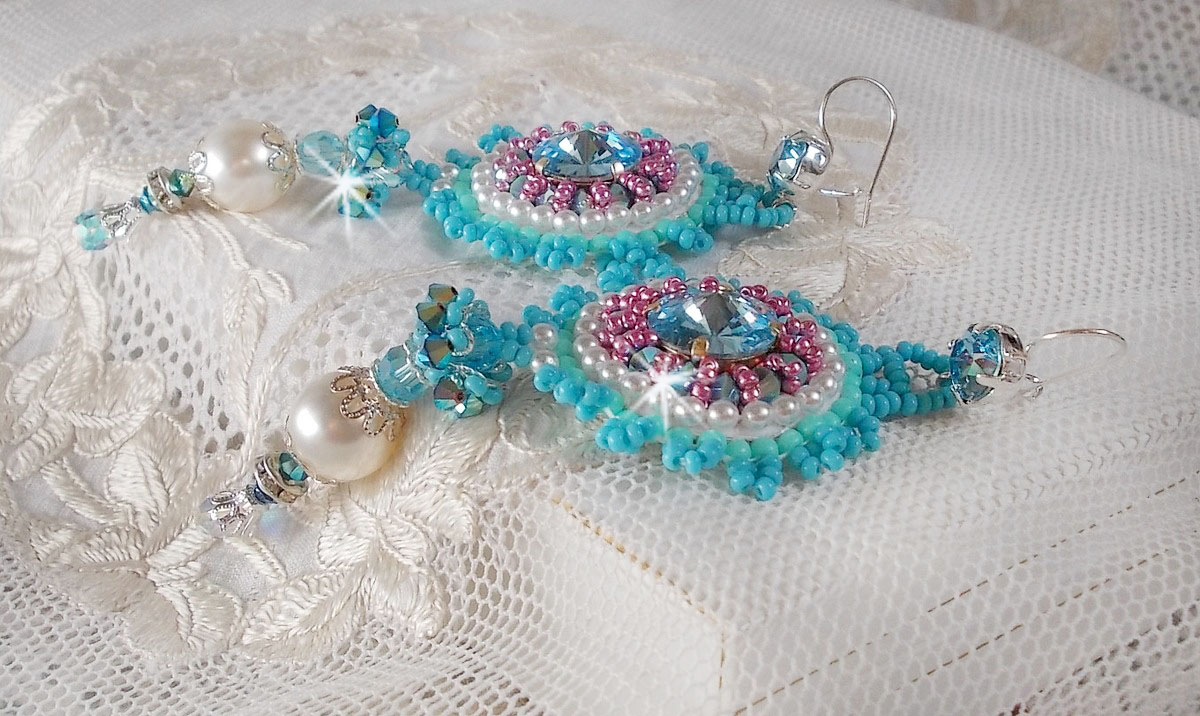 BO Beleza Alicia Blue bordada com cristais Swarovski, contas de pérolas redondas e contas de sementes Miyuki