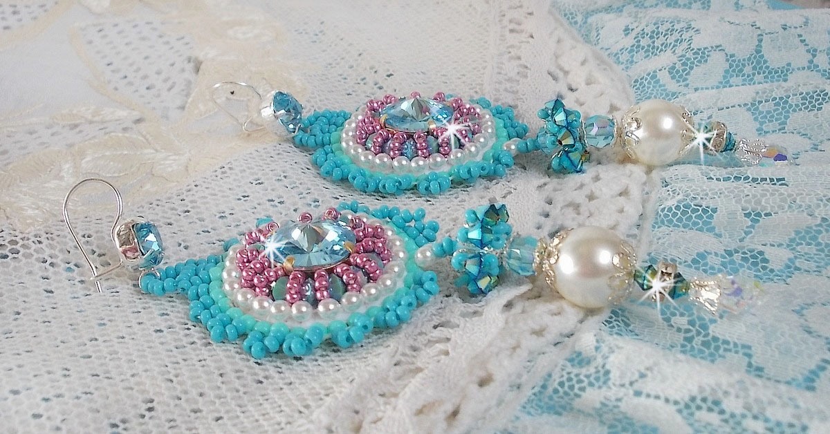 BO Beleza Alicia Blue bordada com cristais Swarovski, contas de pérolas redondas e contas de sementes Miyuki