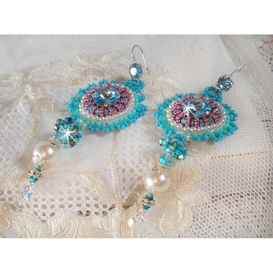 BO Beleza Alicia Blue bordada com cristais Swarovski, contas de pérolas redondas e contas de sementes Miyuki