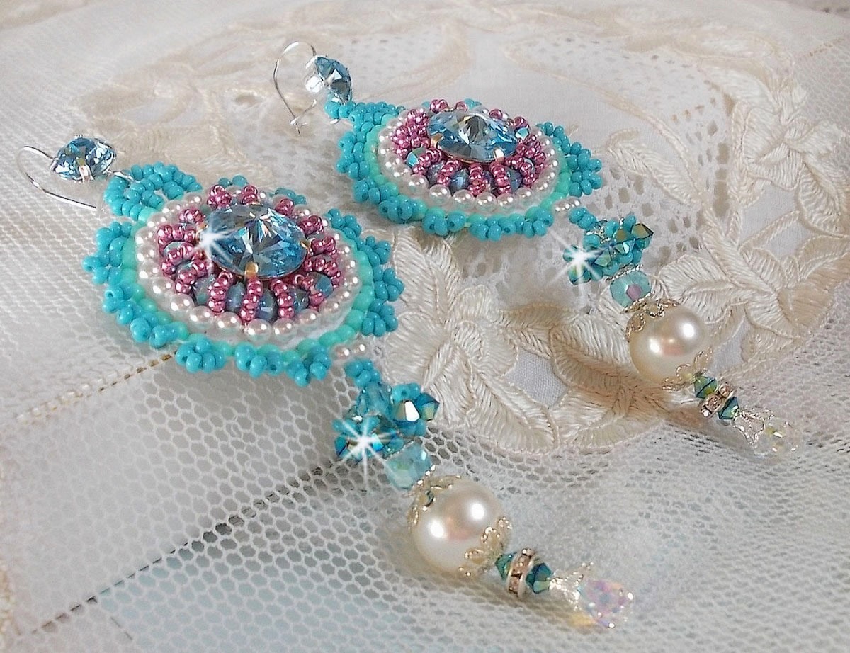BO Beleza Alicia Blue bordada com cristais Swarovski, contas de pérolas redondas e contas de sementes Miyuki